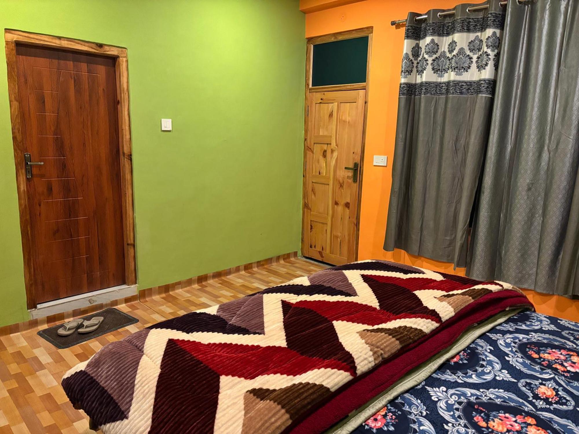 Shalom Guesthouse And Cafe Kalgha Bagian luar foto