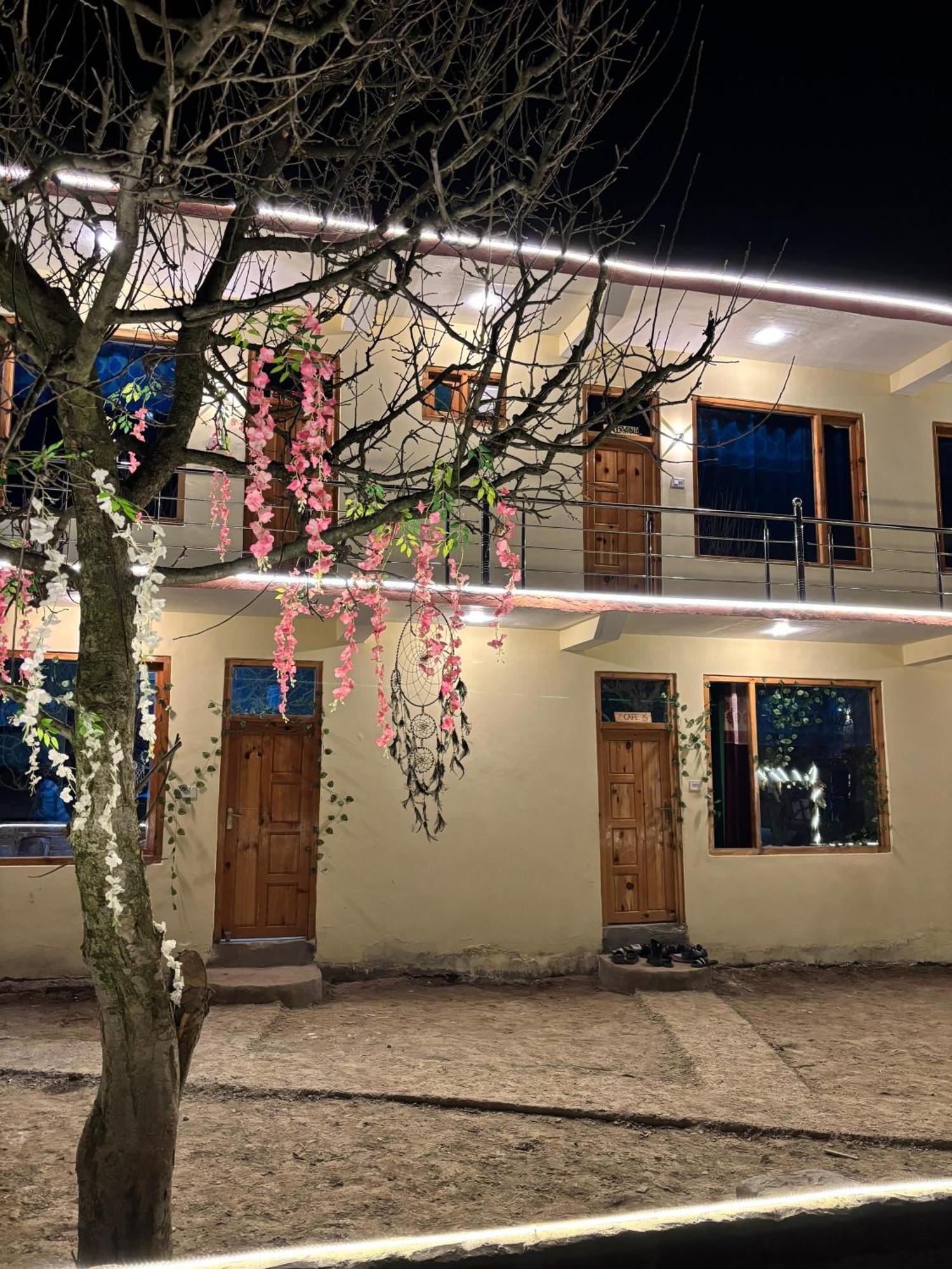 Shalom Guesthouse And Cafe Kalgha Bagian luar foto