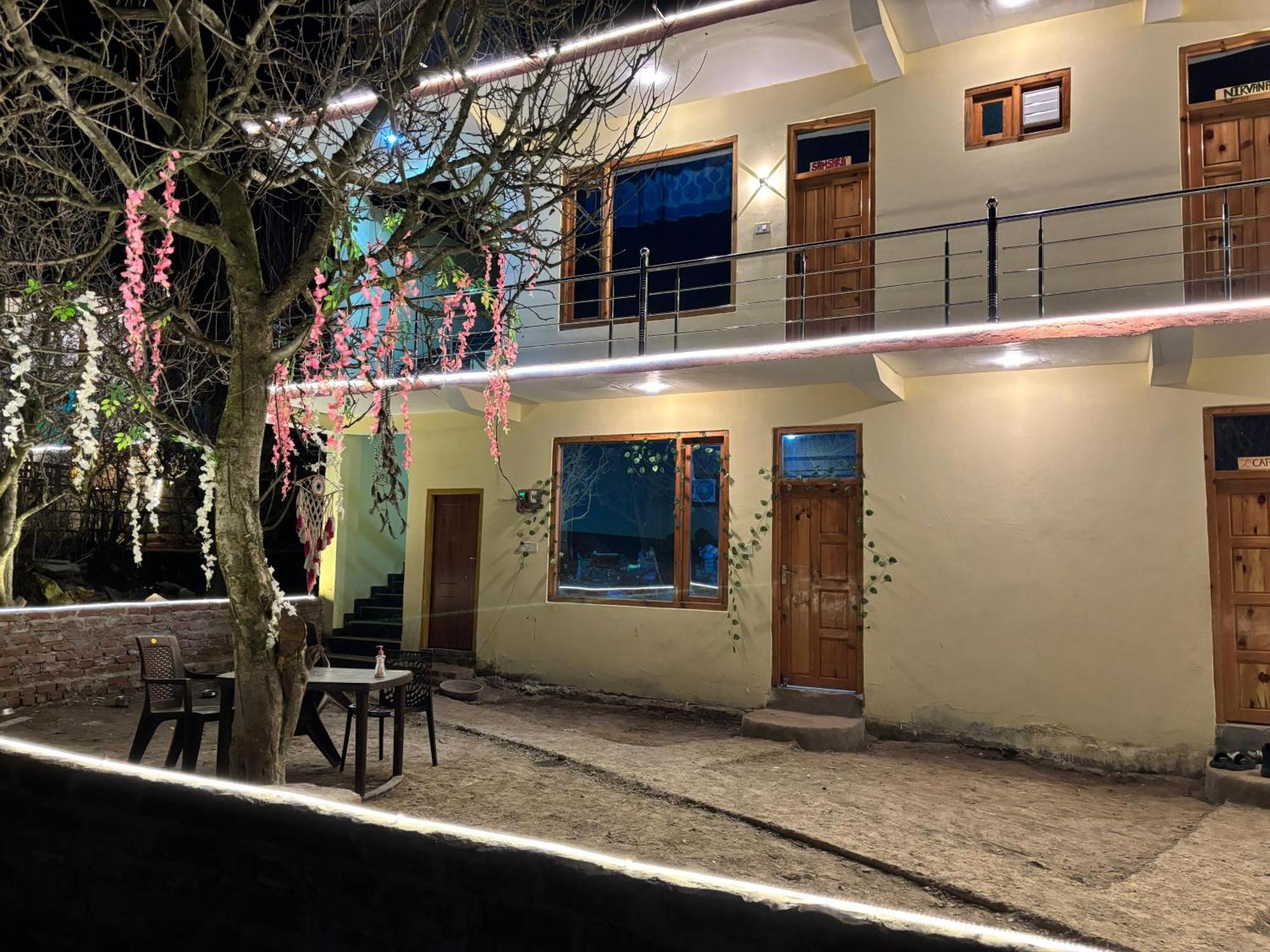 Shalom Guesthouse And Cafe Kalgha Bagian luar foto