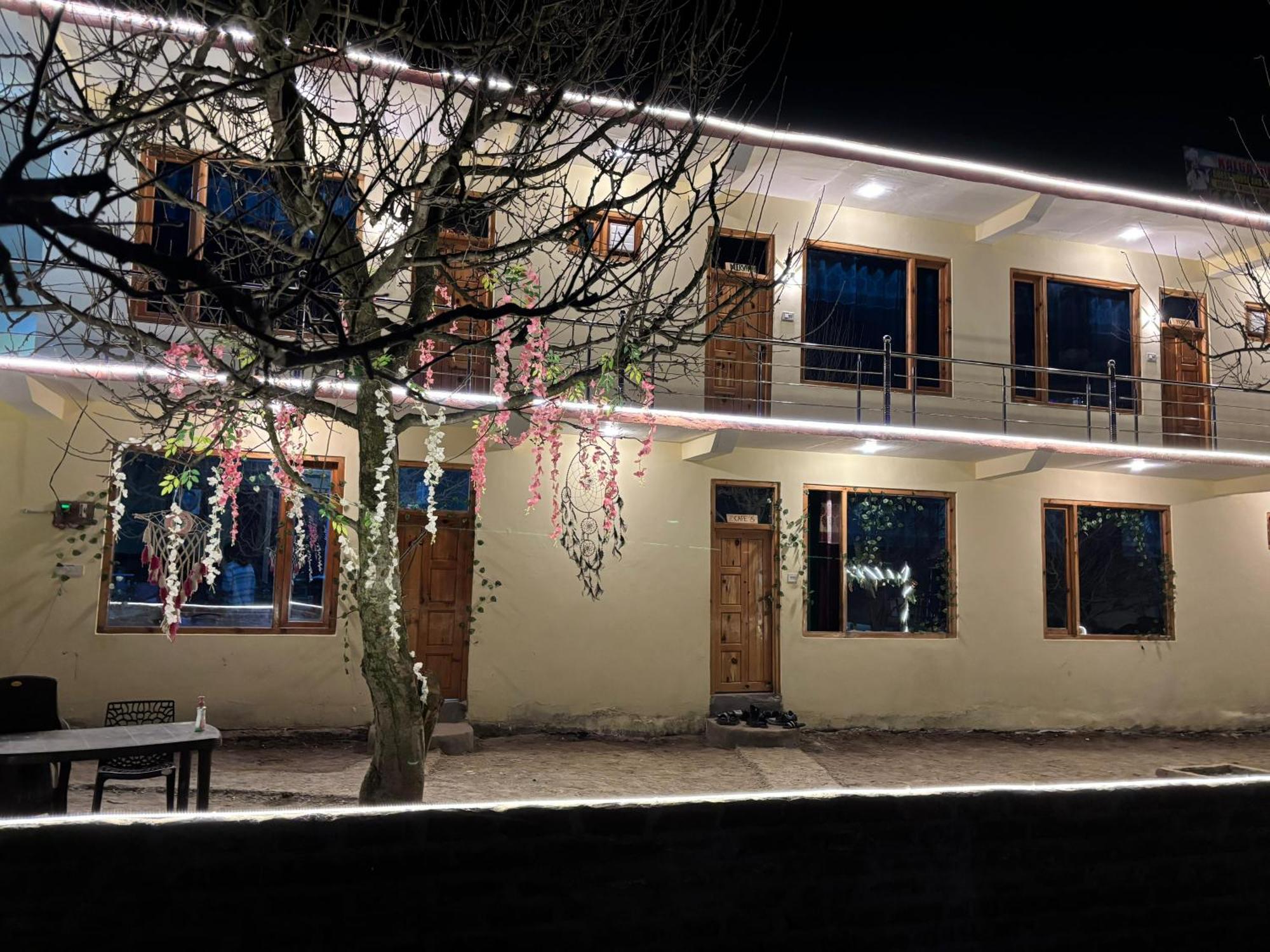Shalom Guesthouse And Cafe Kalgha Bagian luar foto