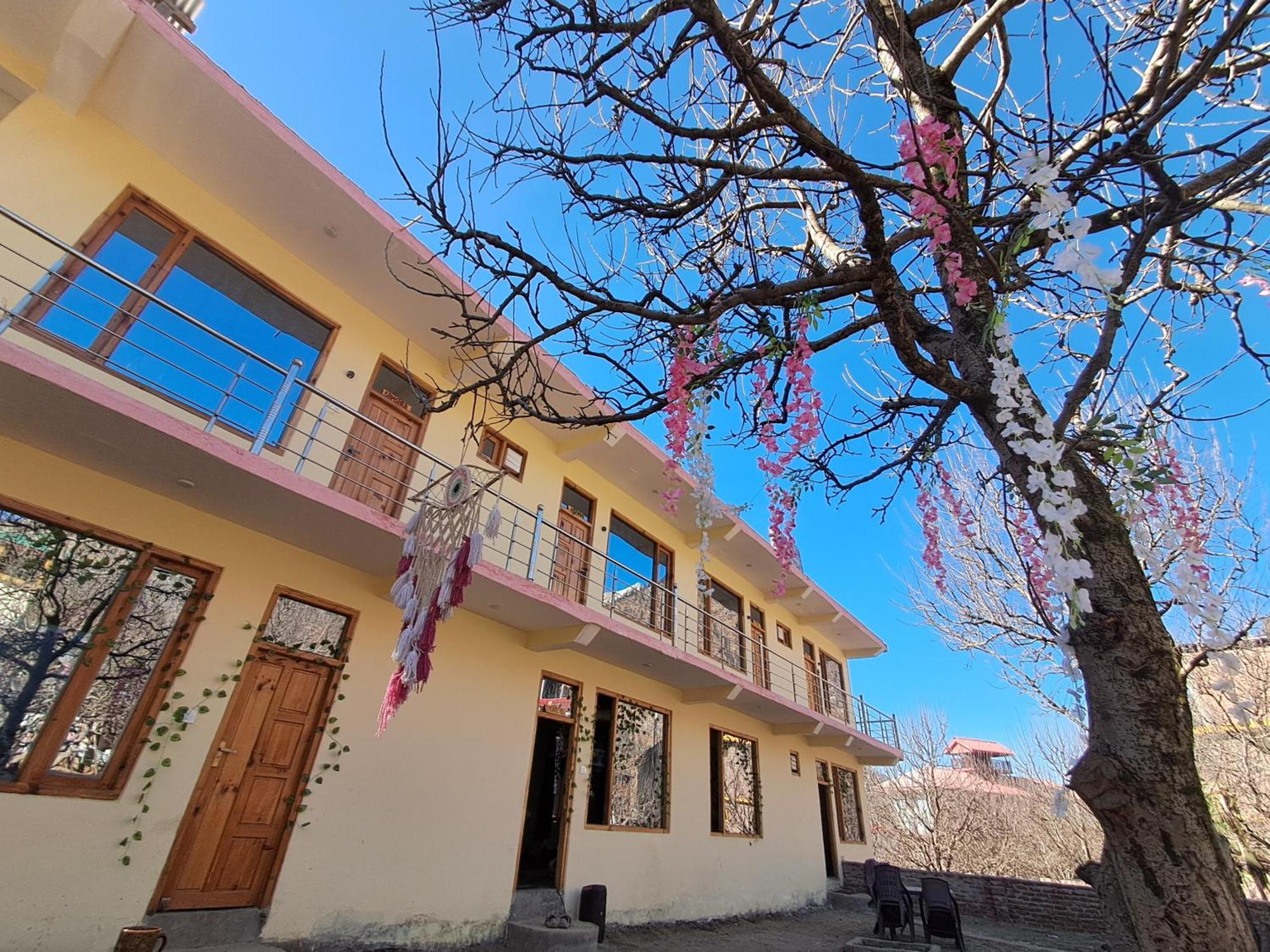 Shalom Guesthouse And Cafe Kalgha Bagian luar foto