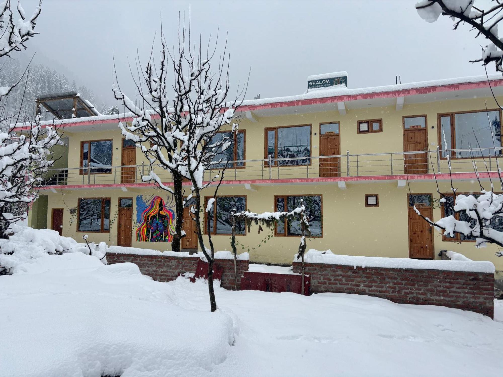 Shalom Guesthouse And Cafe Kalgha Bagian luar foto