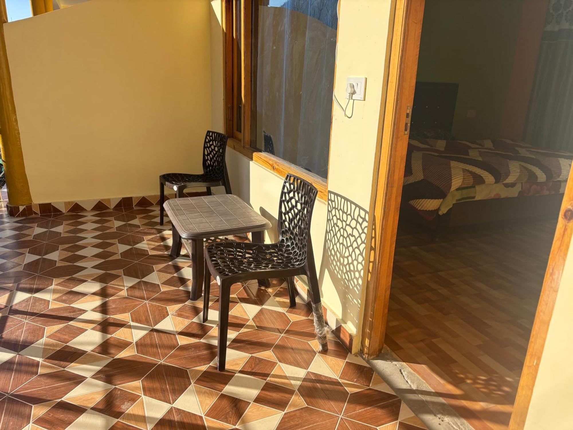 Shalom Guesthouse And Cafe Kalgha Bagian luar foto