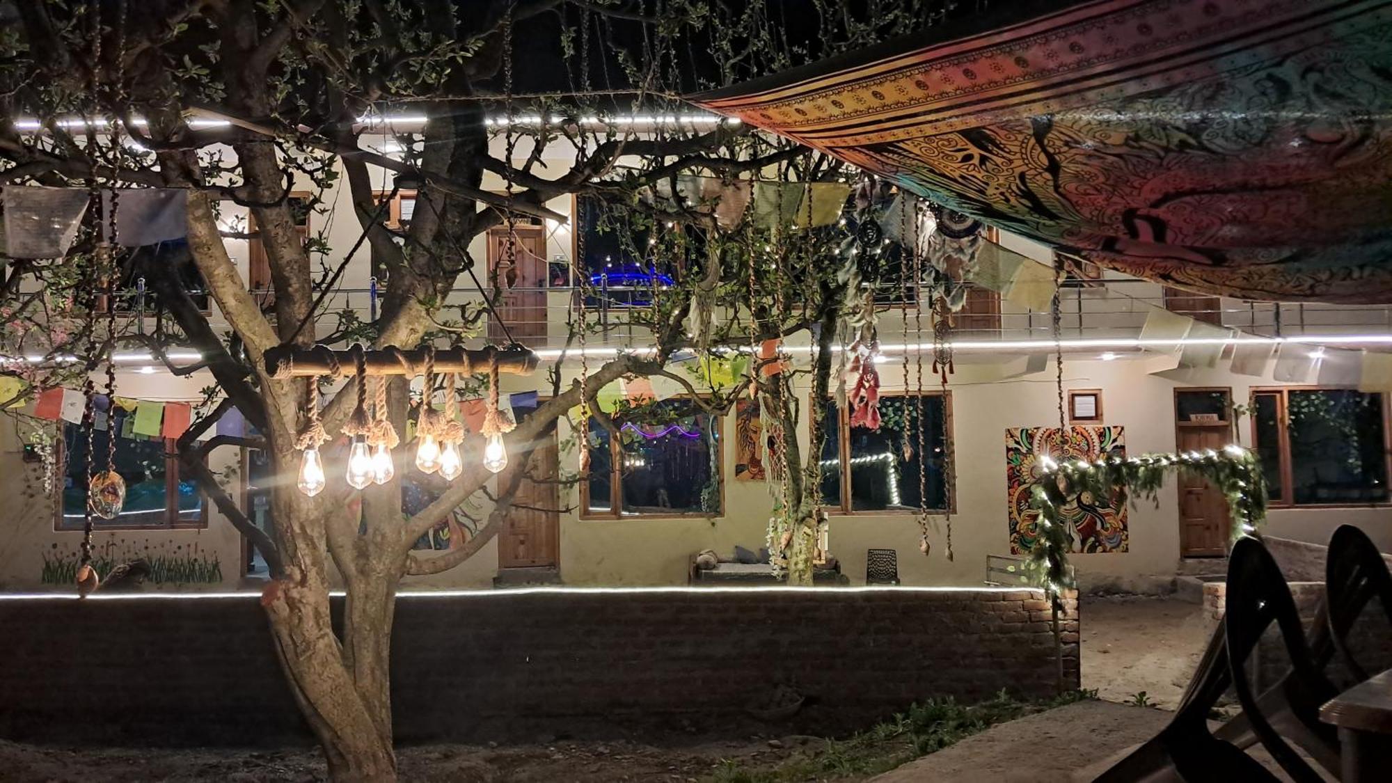 Shalom Guesthouse And Cafe Kalgha Bagian luar foto